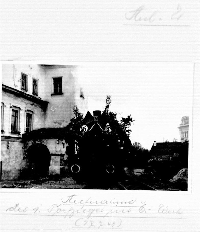 Немецкий паровоз на путях .