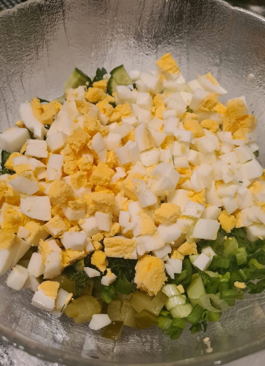 Салат с солеными огурцами и яйцами