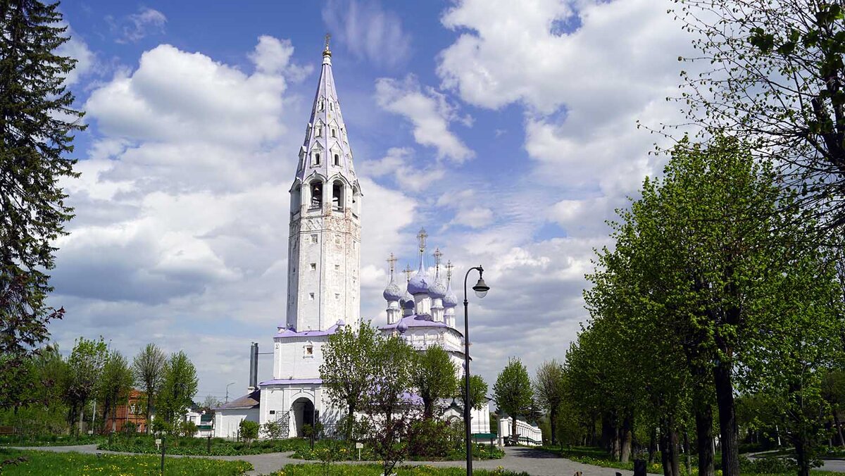 Архитектурная доминанта посёлка — Крестовоздвиженский храм. Он построен в 1762-1774 годах.