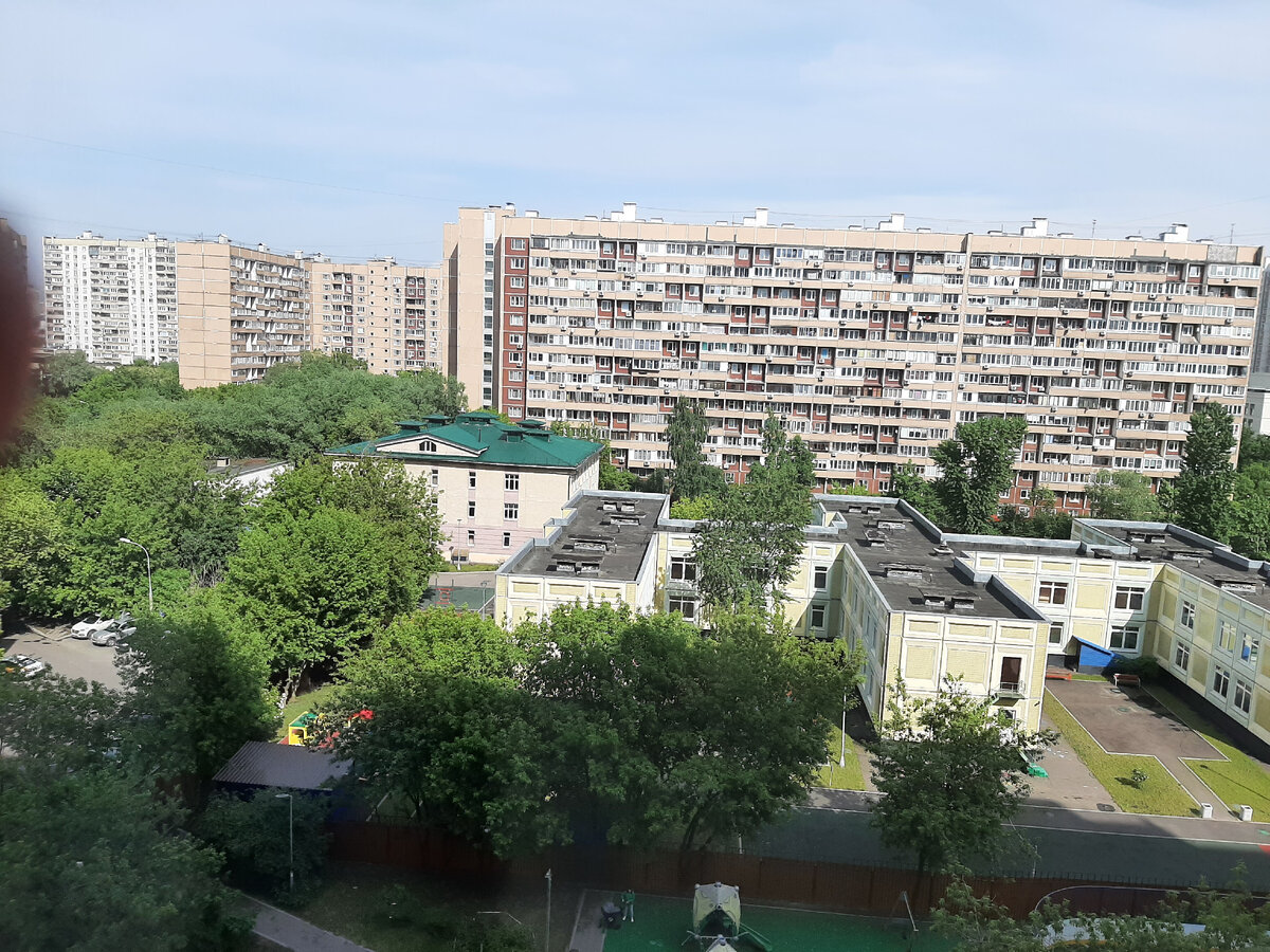 Вот он, этот закрытый садик. 2 этажное здание на переднем плане, за ним 3 этажное, слева.