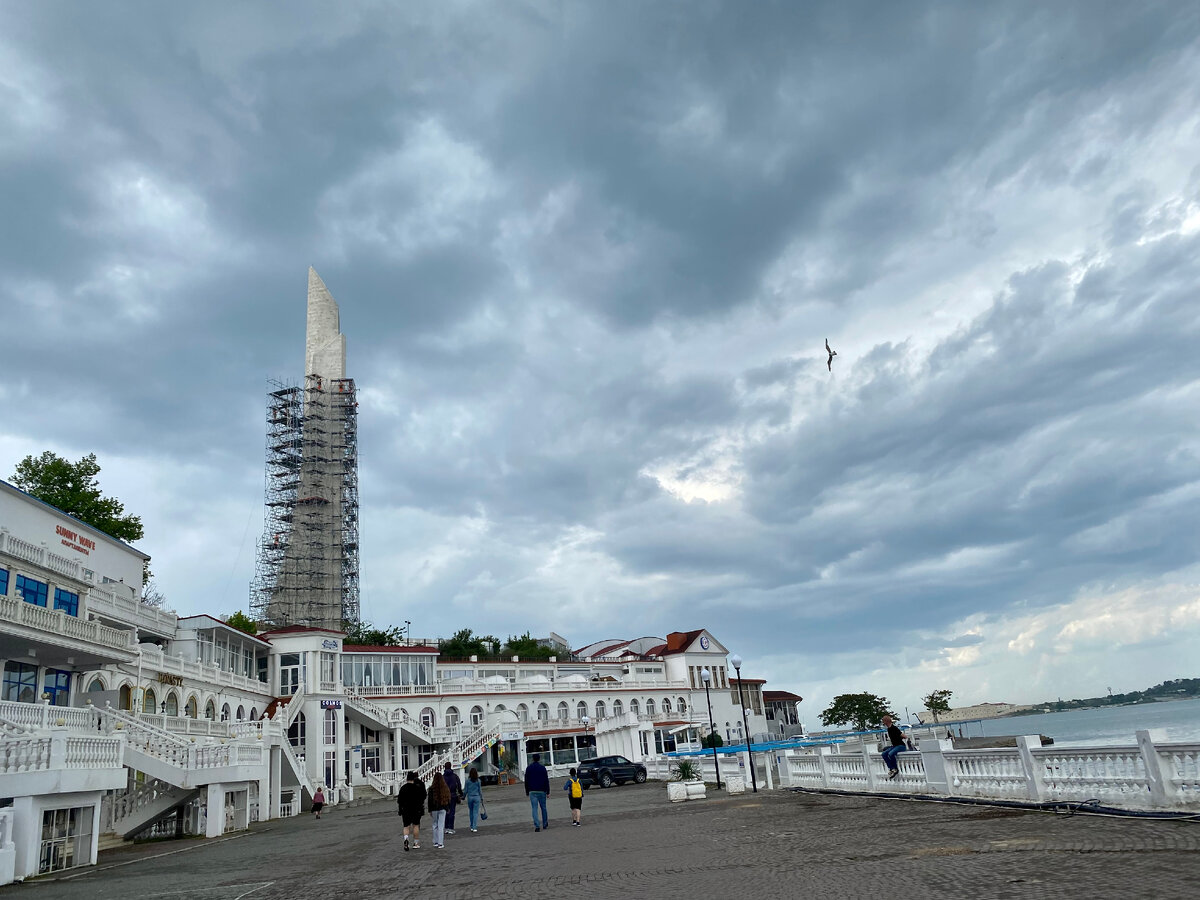 Реставрационные работы мемориала "Штык и парус". Только в сравнении с малюсенькими строителями виден громадный размер обелиска