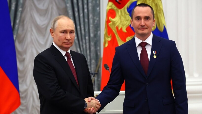    Президент РФ Владимир Путин и космонавт-испытатель отряда космонавтов ФГБУ "Научно-исследовательский испытательный центр подготовки космонавтов имени Ю.А.Гагарина" Петр Дубров (справа), удостоенный звания "Герой Российской Федерации" и почётное звание "Летчик-космонавт Российской Федерации" на церемонии вручения государственных наград в области культуры, космонавтики, образования, а также ряда других сфер. ©Вячеслав Прокофьев РИА Новости