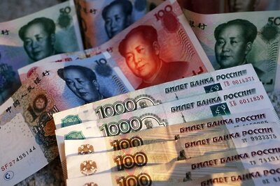    Китайские банкноты номиналом в 100, 50, 20, 10 и 5 юаней и российские 1000 и 100 рублевые купюры ©Александр Демьянчук РИА Новости