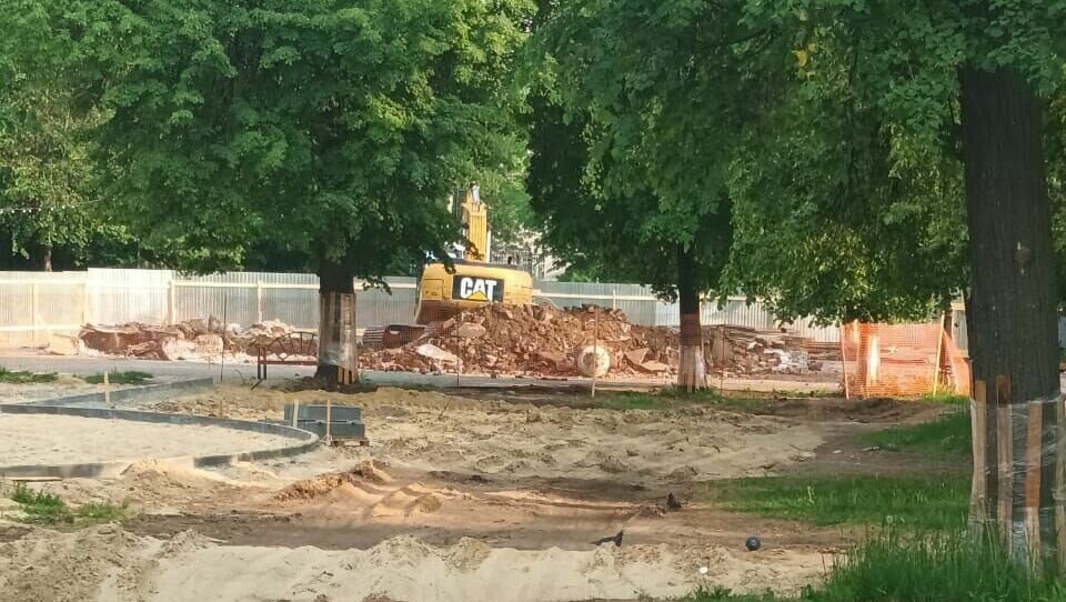     В Казани снесли чашу фонтана в «Саду Рыбака» на улице Клары Цеткин. Об этом в своем Telegram-канале «Архитектурасы» сообщил блогер Ян Гордеев.