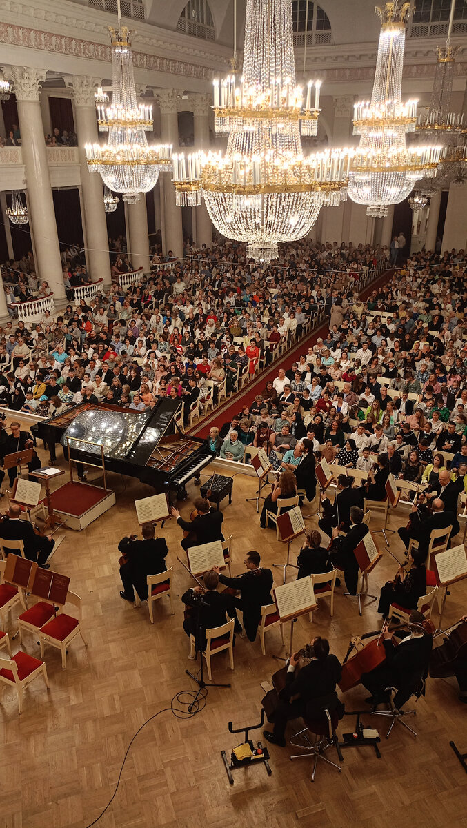 Впервые я видела и слышала исполнение на сдвоенных фортепиано. Звучал Бах