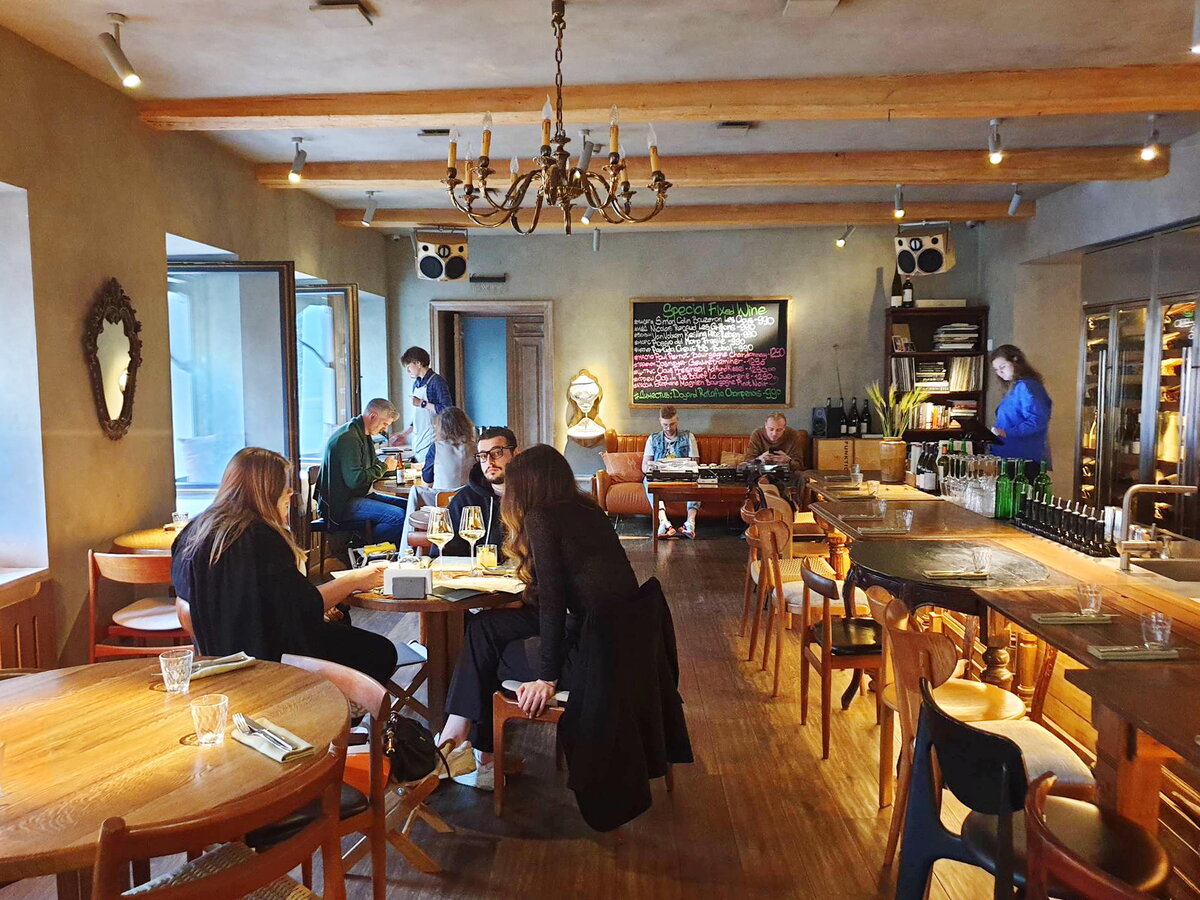 Общий вид зала. На диване восседает шеф-бармен