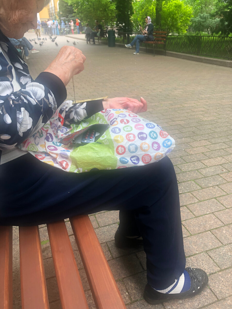 Бабулька давление измеряет