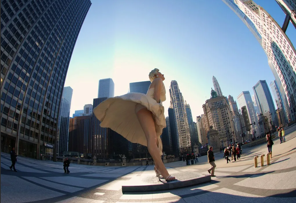 Вид снизу женщине фото. Статуя Мэрилин Монро в Чикаго. Необычный ракурс. Интересные ракурсы. Необычный ракурс девушка.
