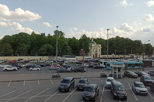    Почему запретили парковку у станций метро Петербурга?