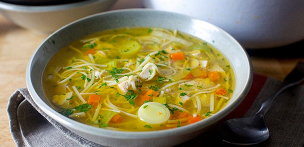 Куриный суп с лапшой - очень популярное блюдо, которое готовят во многих странах. Этот суп легок в приготовлении и имеет замечательный вкус. В этой статье мы расскажем о том, как готовить классический куриный суп с лапшой.