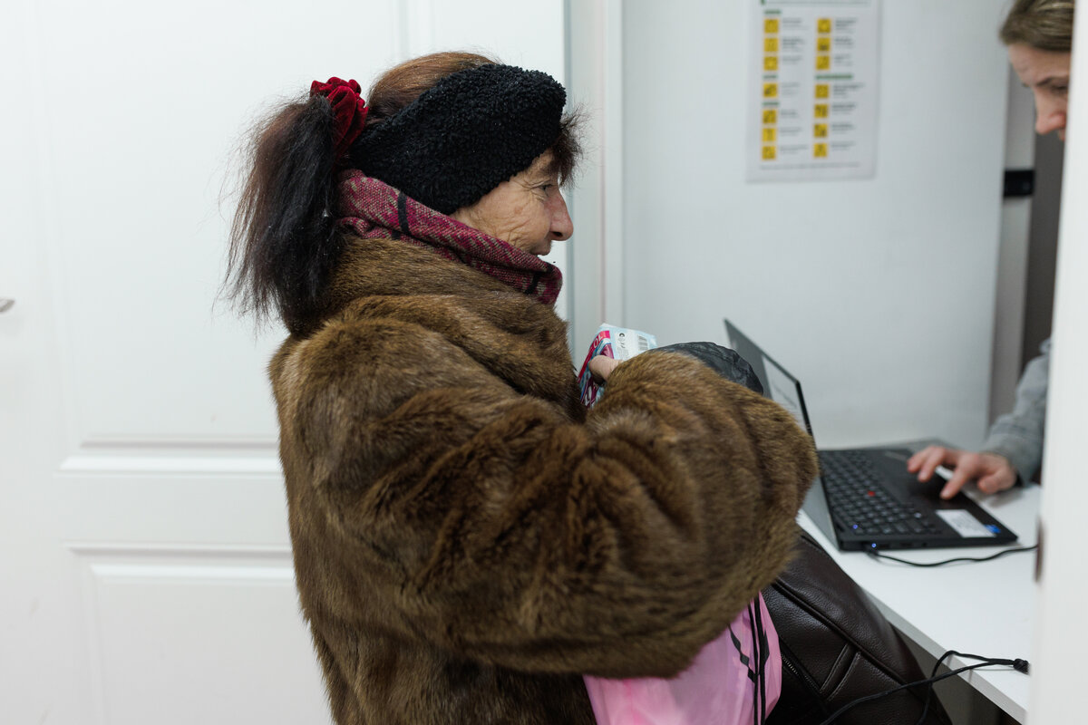 Женщина в Пункте выдачи Ночлежки в Москве