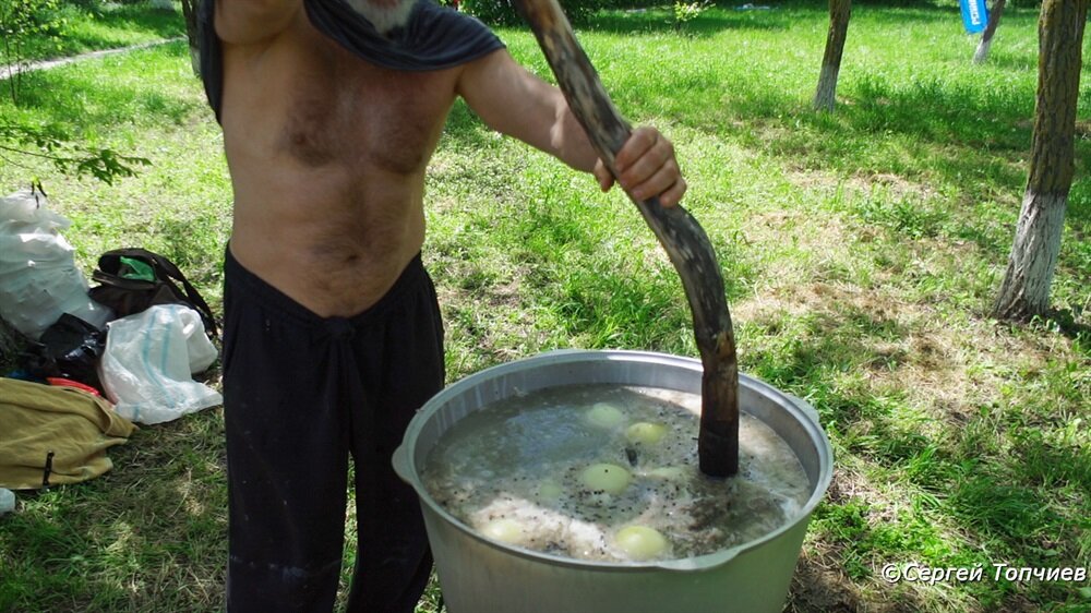 Вот он колдует