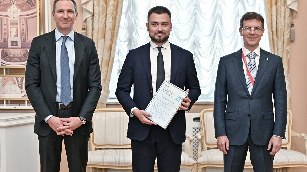     Глава публично-правовой компании «Российский экологический оператор» Денис Буцаев принял участие во вручении генеральному директору АО «Корпорация Экополис» Игорю Сидорову сертификата соответствия системе добровольной сертификации (СДС) РЭО. Это сертификат стал первым, врученным компании-утилизатору