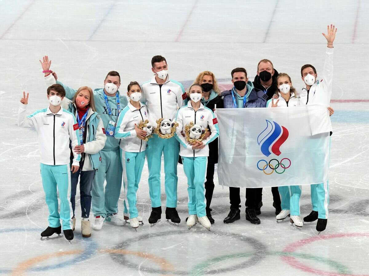    Российские фигуристы, завоевавшие золотые медали в командных соревнованиях по фигурному катанию на XXIV зимних Олимпийских играх в Пекине© РИА Новости / Александр Вильф