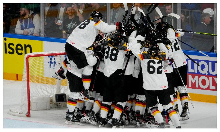    Сборная Германии по хоккею празднует выход в полуфинал ЧМ-2023. Фото: Reuters