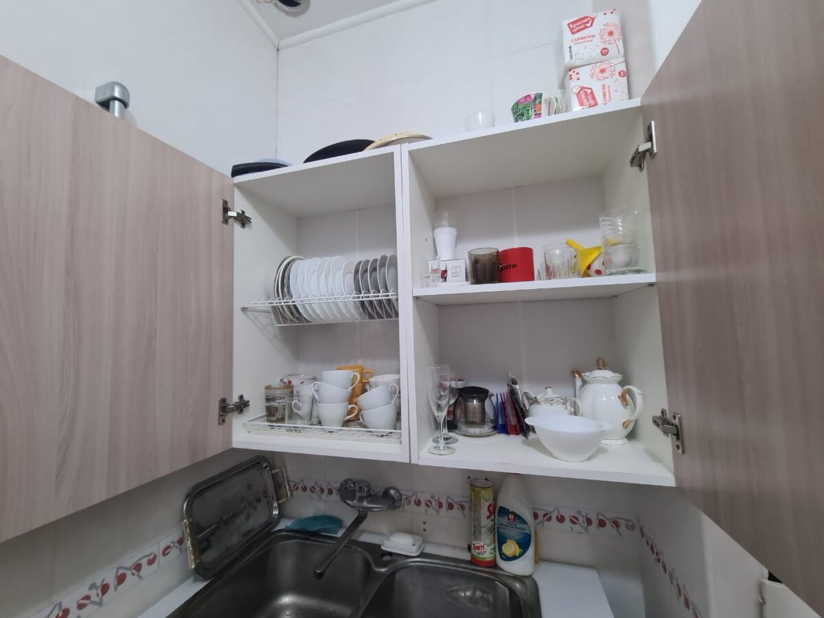 Посуда как дома на кухне отеля