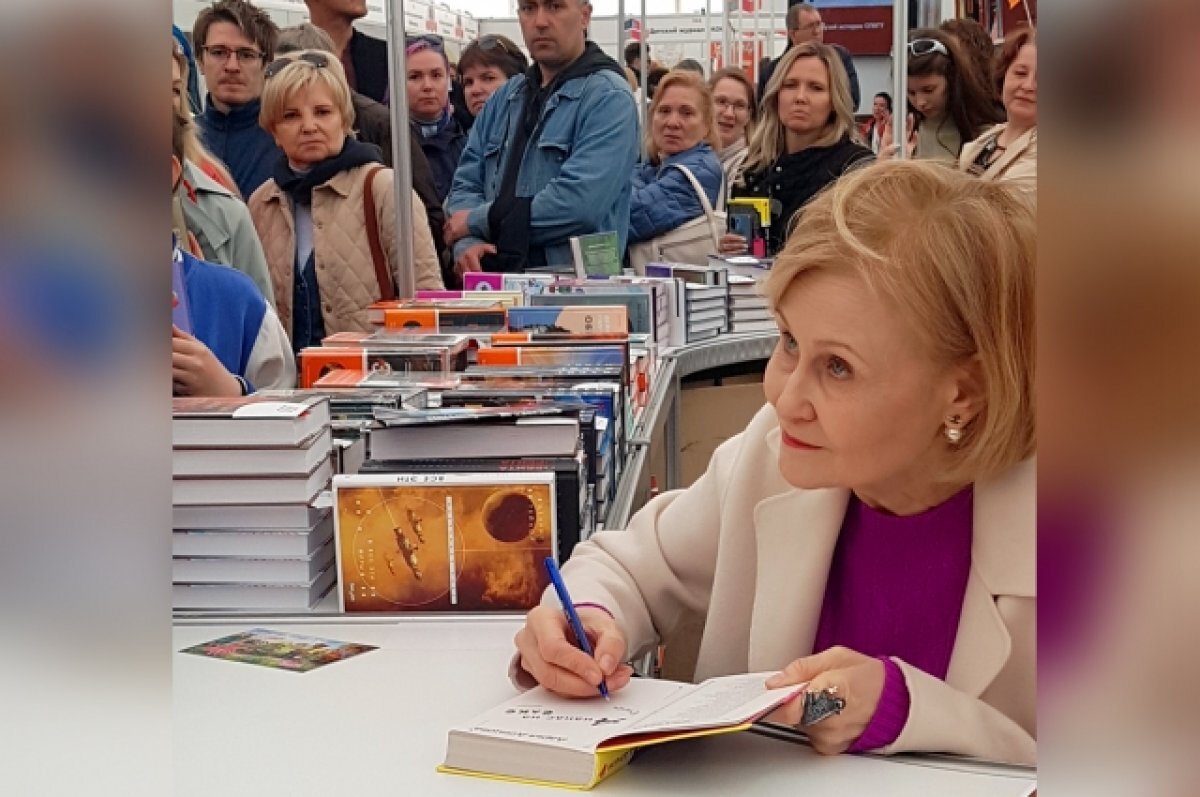    Дарья Донцова рассказала о своем отношении к уехавшим писателям и артистам