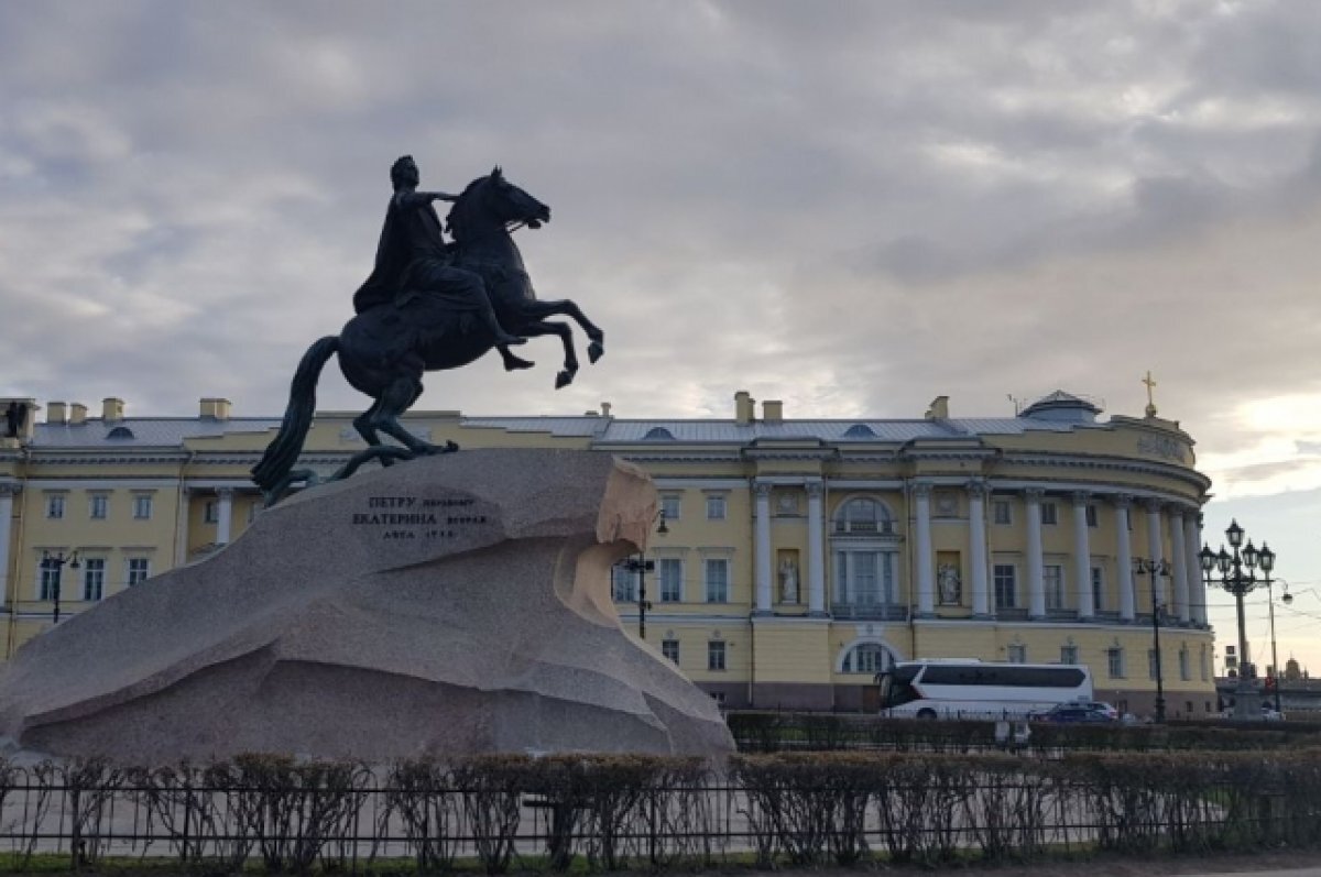    Церемония возложения цветов к Медному всаднику прошла в Петербурге