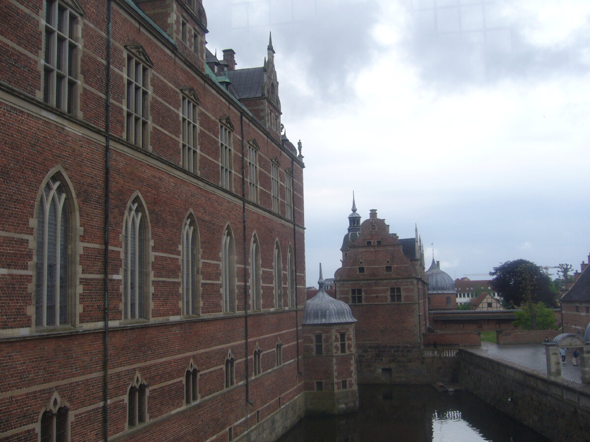 Фотогалерея "Экстерьер замка" (здесь и далее фотографии автора 2009 года)