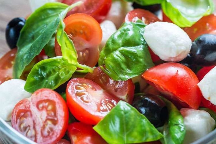 Классический и простой рецепт салата с шариками моцареллы выглядит следующим образом: 
Ингредиенты:

- 200 г шариков моцареллы

- 2-3 крупных помидора

- 1 огурец

- Пучок свежей базилики

- 3 столовые ложки оливкового масла

- 1 столовая ложка бальзамического уксуса

- Соль и перец по вкусу

Приготовление:

1. Помидоры нарежьте на кубики, огурец на полукруги, а листья базилика мелко нарубите.

2. В большой миске смешайте оливковое масло и бальзамический уксус.

3. Добавьте нарезанные помидоры, огурец и базилик, и тщательно перемешайте.

4. Добавьте шарики моцареллы, посолите и поперчите по вкусу.

5. Вновь перемешайте и подавайте на стол.

Приятного аппетита!