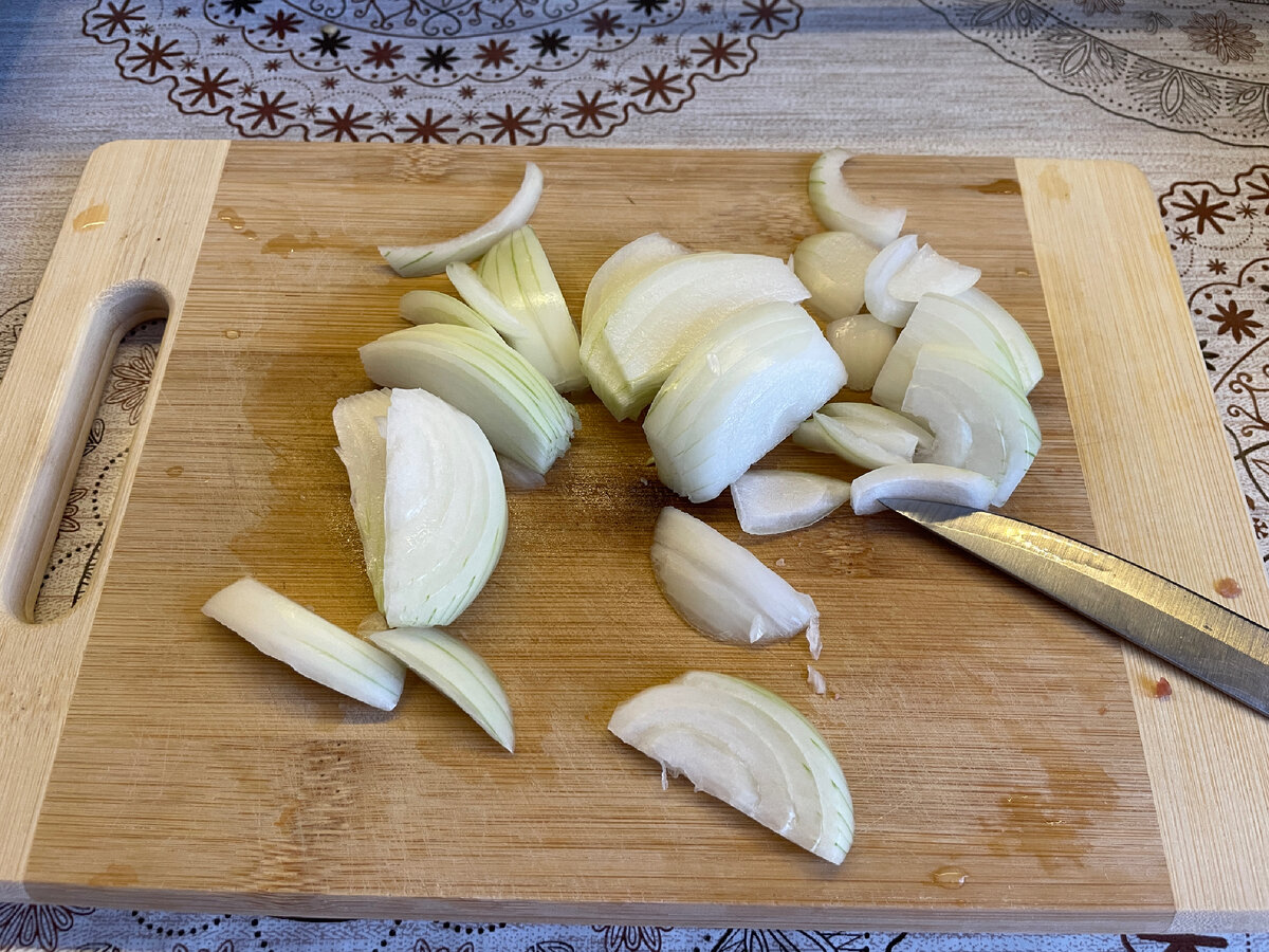 Лук режем вдоль 