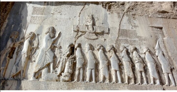 Царь Дарий покоряет 10 народов, Бехистунская надпись. 