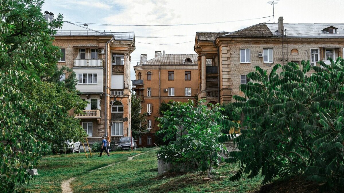     В Краснооктябрьский район не едут туристы, да и в целом о нем говорят мало. С одной стороны здесь помпезная архитектура, много зелени и хорошие парки, с другой — нелегальные свалки, разбитые дворы и вредные выбросы. Разбираемся, чем живет и дышит Краснооктябрьский район Волгограда.