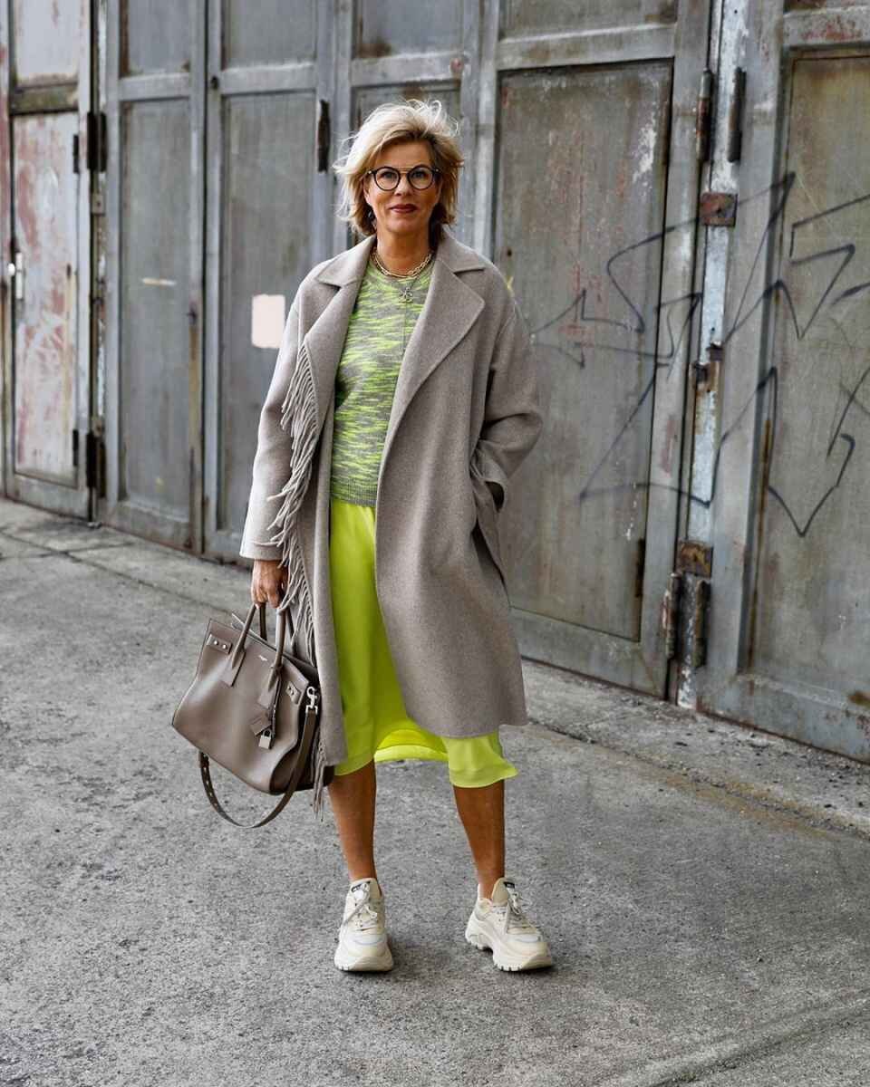 Как одеваться после 50 лет. Модные летние образы для женщин 50 лет. Одежда для женщины 50 лет стильная. Модная одежда для женщин 50+. Стильный образ для женщины 50 лет.