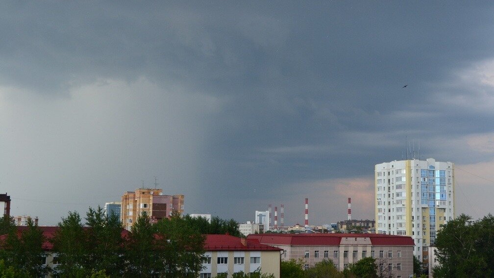     В первый день лета на Приморье выйдет новый западный циклон, сообщает «Маглипогода». Он принесет на территорию края дожди, грозы, местами — град.