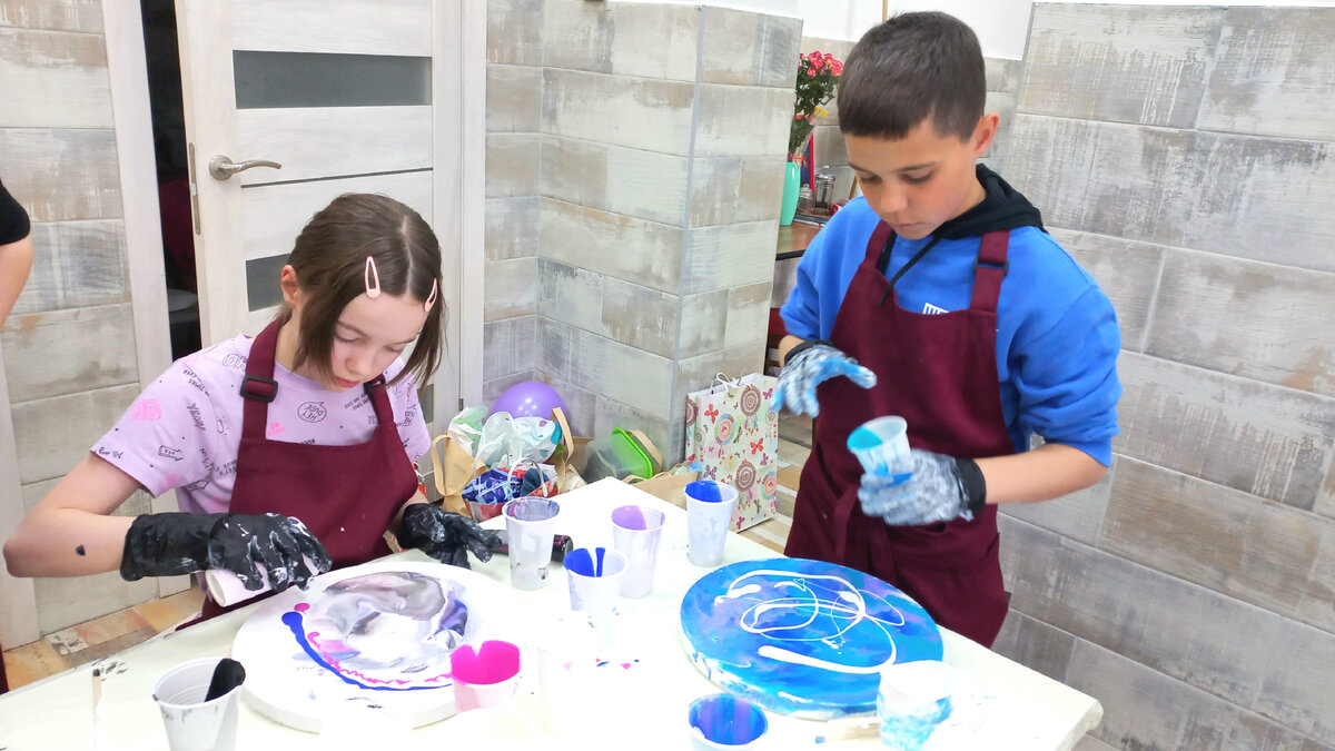 Краски разбавили, вылили на холст и продолжили творить. (Фото автора.)