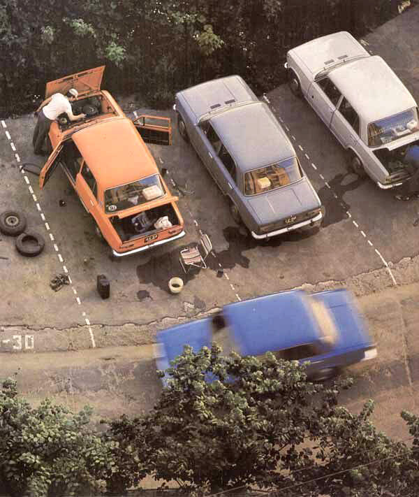 Ремонт автомобиля во дворе — обычная сцена времен СССР.