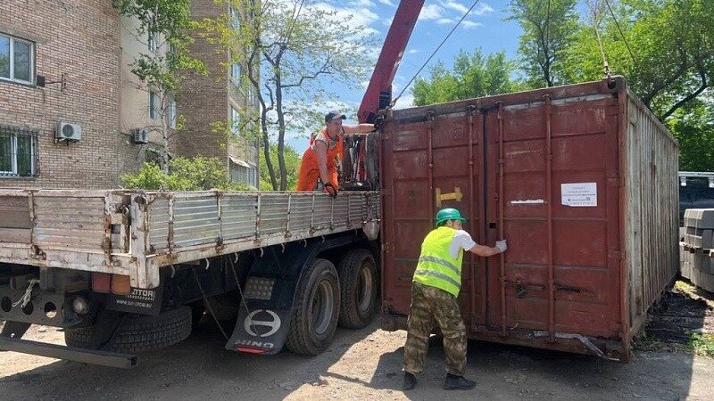     Незаконные постройки продолжают демонтировать на улицах Владивостока. На этот раз от гаражей и других объектов специалисты избавляются на улице Волховская.