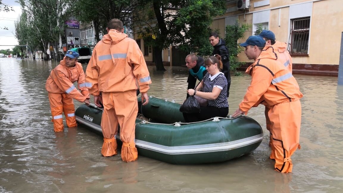     В Ростове-на-Дону во время дождей подтапливает участок, по которому горожане попадают на территорию гребного канала.