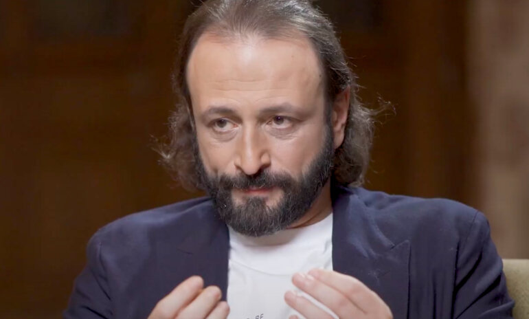    Тренер Илья Авербух объяснил химию между участниками шоу. Фото: кадр интервью для YouTube-канала «Начало»