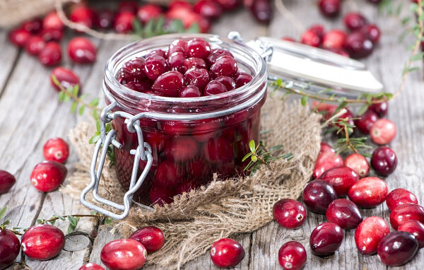 Моченая клюква сохраняет свои полезные свойства в течение зимы и хранится до 6 месяцев
