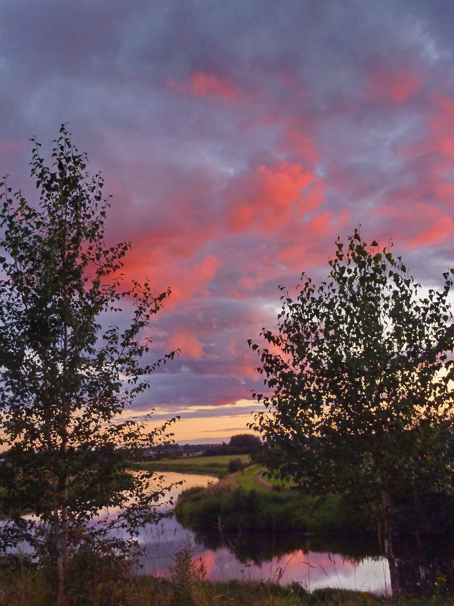 Отблески заката над рекой. Фото Наталии ТРОФИМОВОЙ.