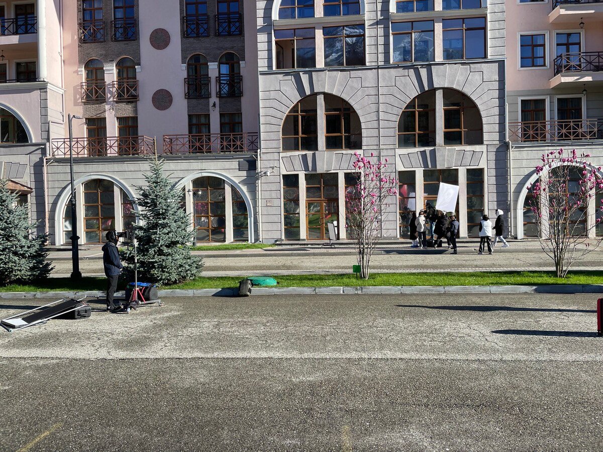 Место съёмки удобное, чтобы разместить съёмочную команду и аппаратуру и поймать нужные ракурсы камерам. 

Источник фото: ТВИЛ