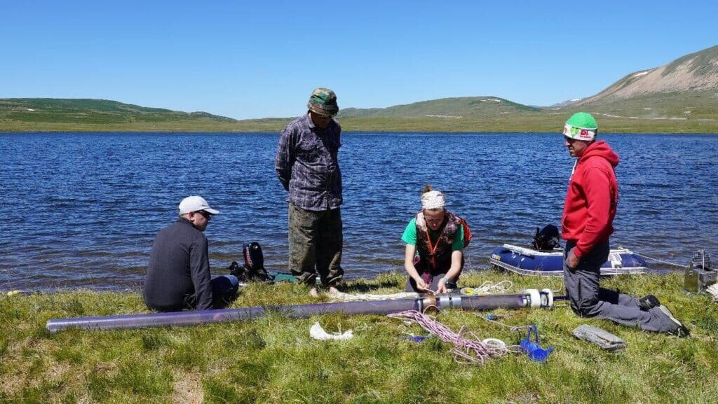    Исследовательская группа на берегу озера / ©Наталия Рудая