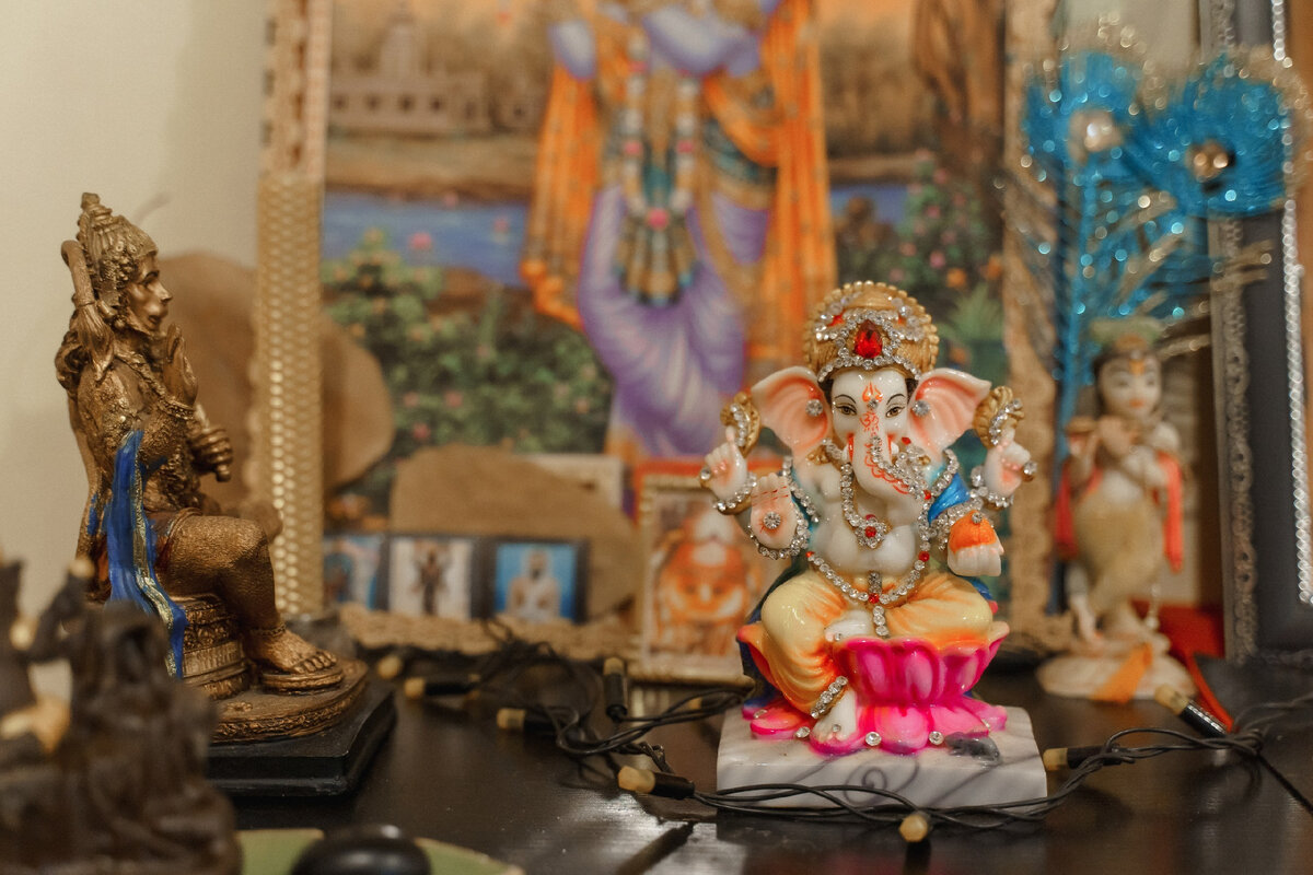 Широко почитаемый как устранитель препятствий, покровитель искусств и наук и ‘Дэва’ интеллекта и мудрости, Господь Ганеша (также известный как Ганапати и Винаяка) является одним из самых известных и почитаемых божеств в индуистской религии. Как Бога начинаний, его почитают в начале ритуалов и церемоний. 