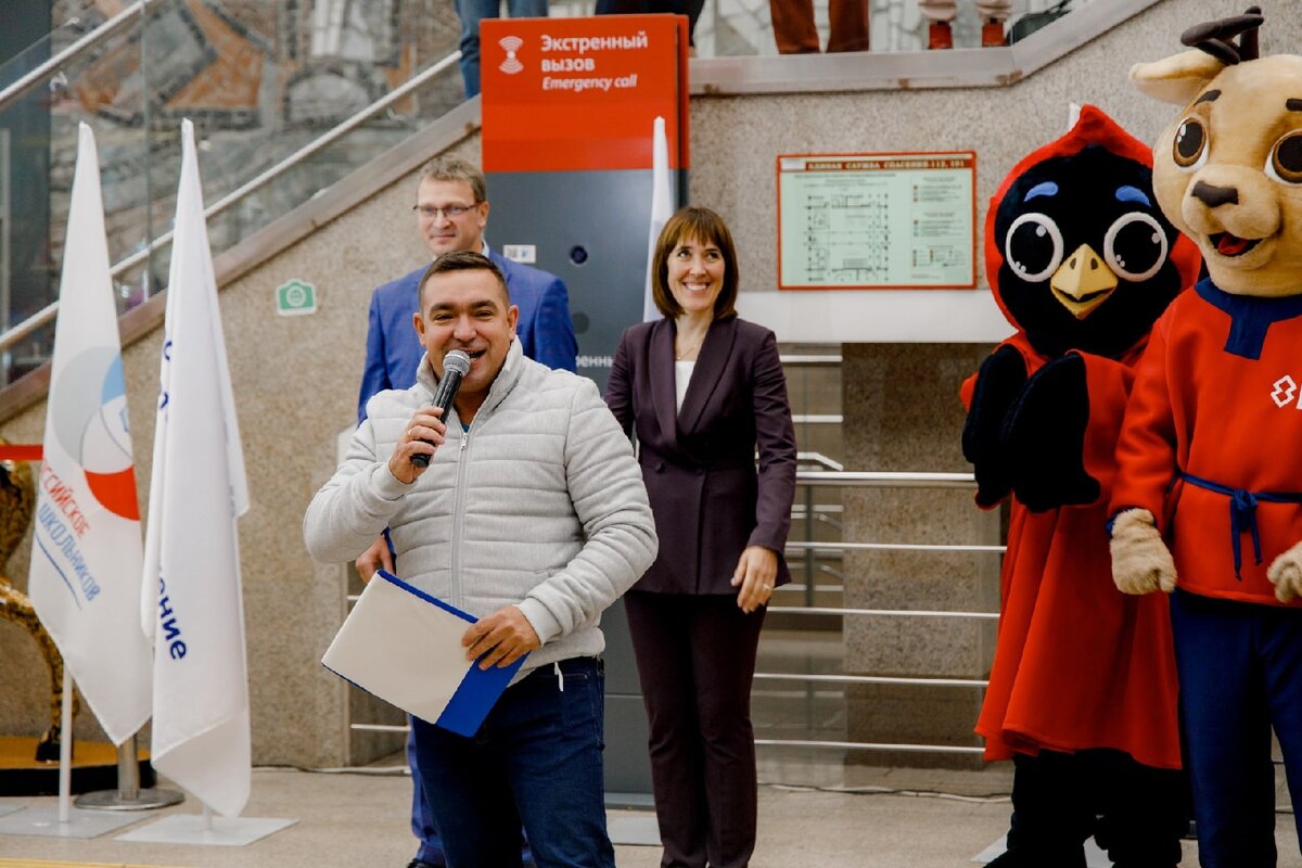 Вот она, красавица министр. Всегда и на вокзал приходит провожать бпшек на финал