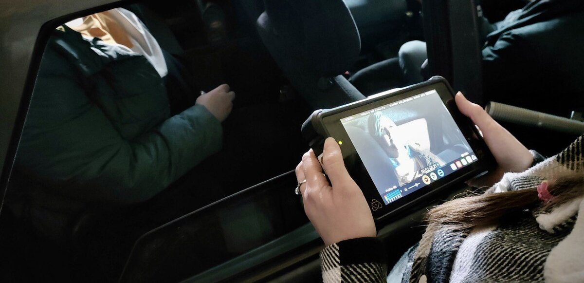 Накамерный монитор мы уже успели опробовали на смене нашего короткометражного фильма «Поездочка» 😊 