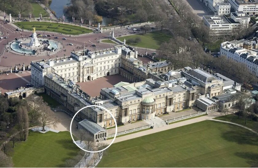 Бассейн расположен в оранжерее с северной стороны дворца. Подальше от публики. Фото Gettyimages