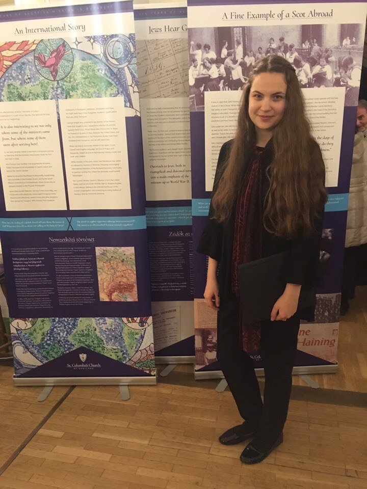 те брюки и блузка и я в 2017 году на первом концерте. не забудьте поставить лайк этой статье и подписаться на мой канал :)