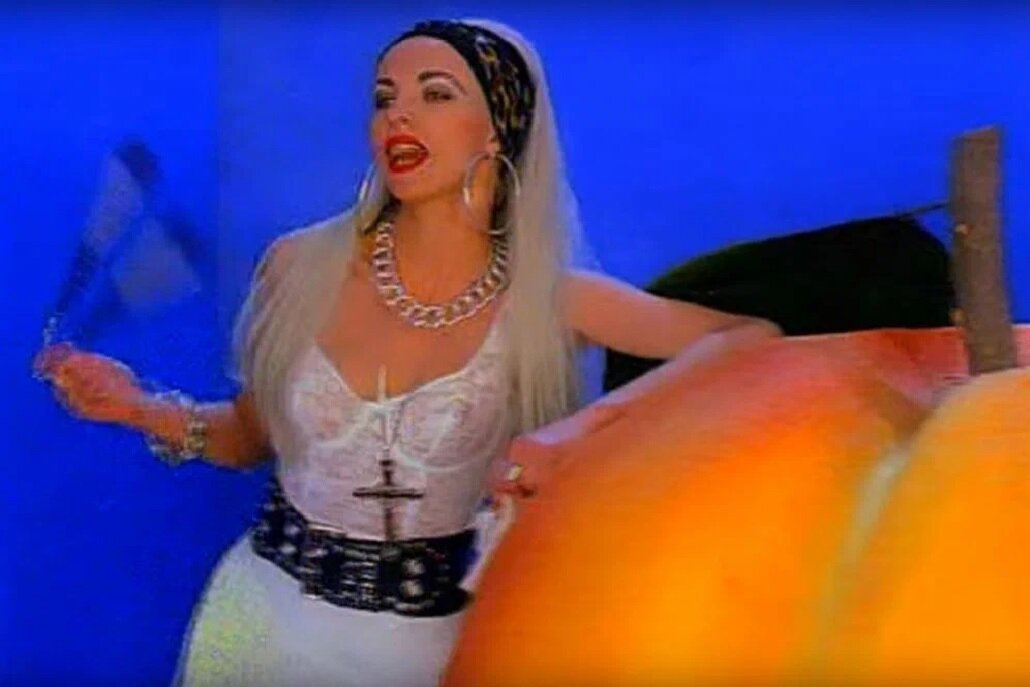 фото: скриншот кадра из клипа "Плейбой"