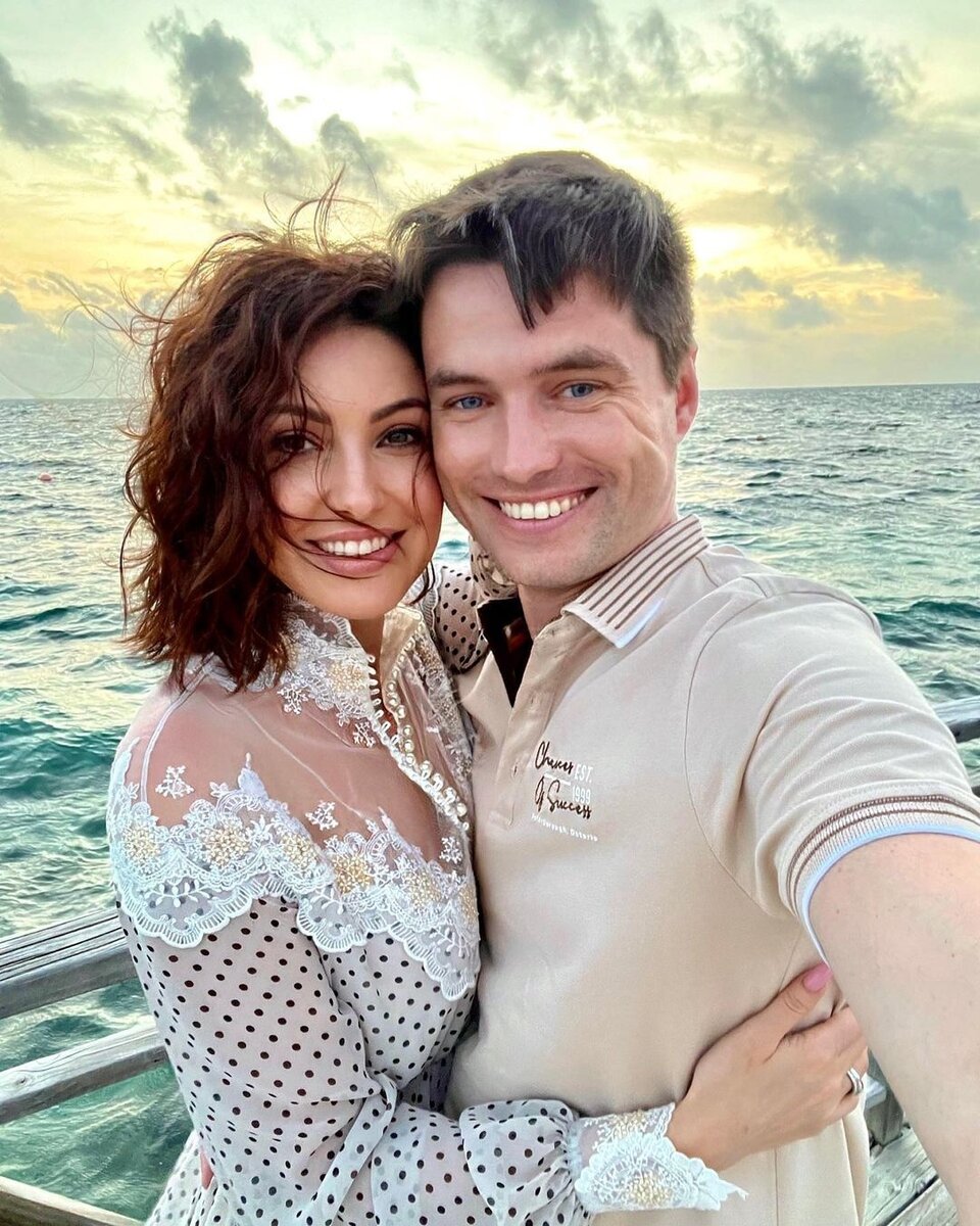 На фото Анастасия Макеева и Роман Мальков