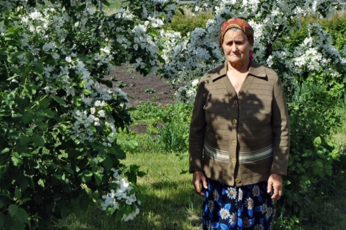    На родной земле выгоревшей деревни осталась одна 81-летняя Надежда Кучумова.