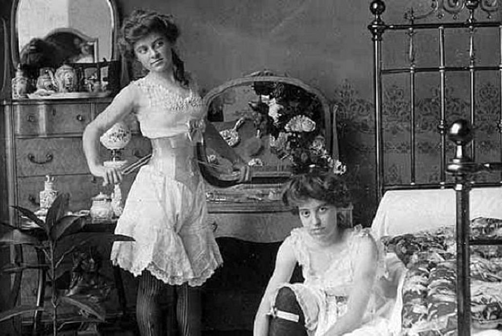      Девушки лёгкого поведения в начале XX столетия. Фото из открытых источников