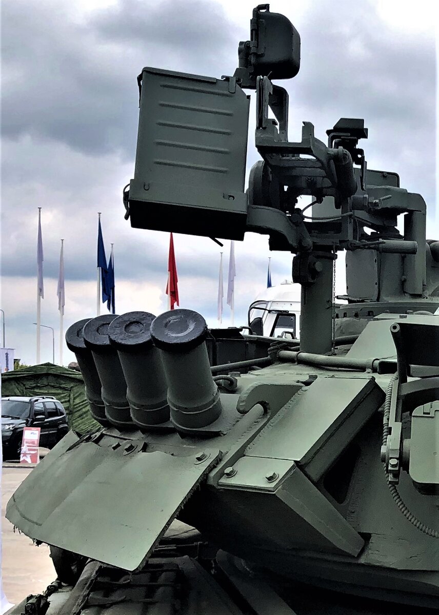 Омские танки комплектовались открытой ЗПУ с коллиматорным прицелом К-10Т и патронными коробками на 100 патронов.