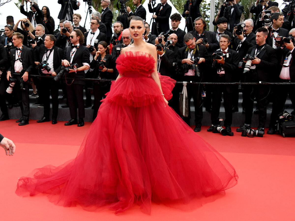 Виктория Боня на красной дорожке Каннского кинофестиваля. Фото: Simone Comi/Global Look Press