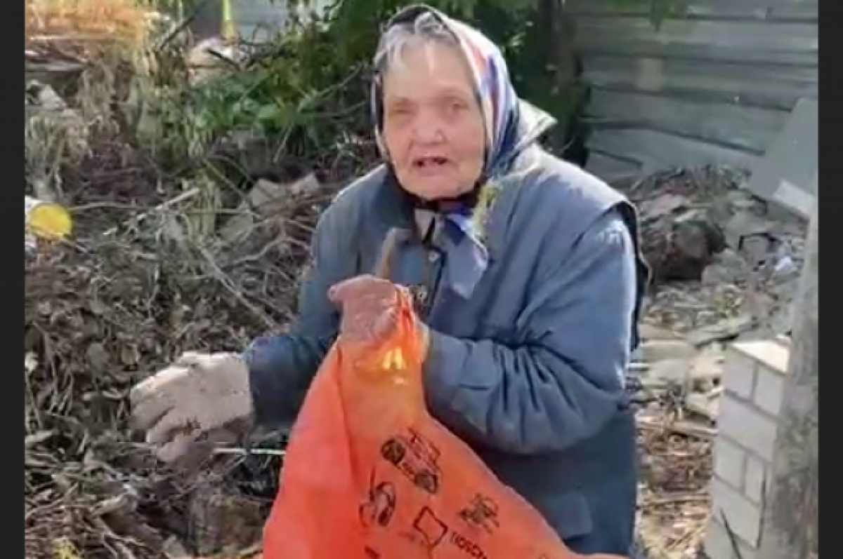    В Волгограде дом пережившей Сталинград ветерана окружили смердящей свалкой